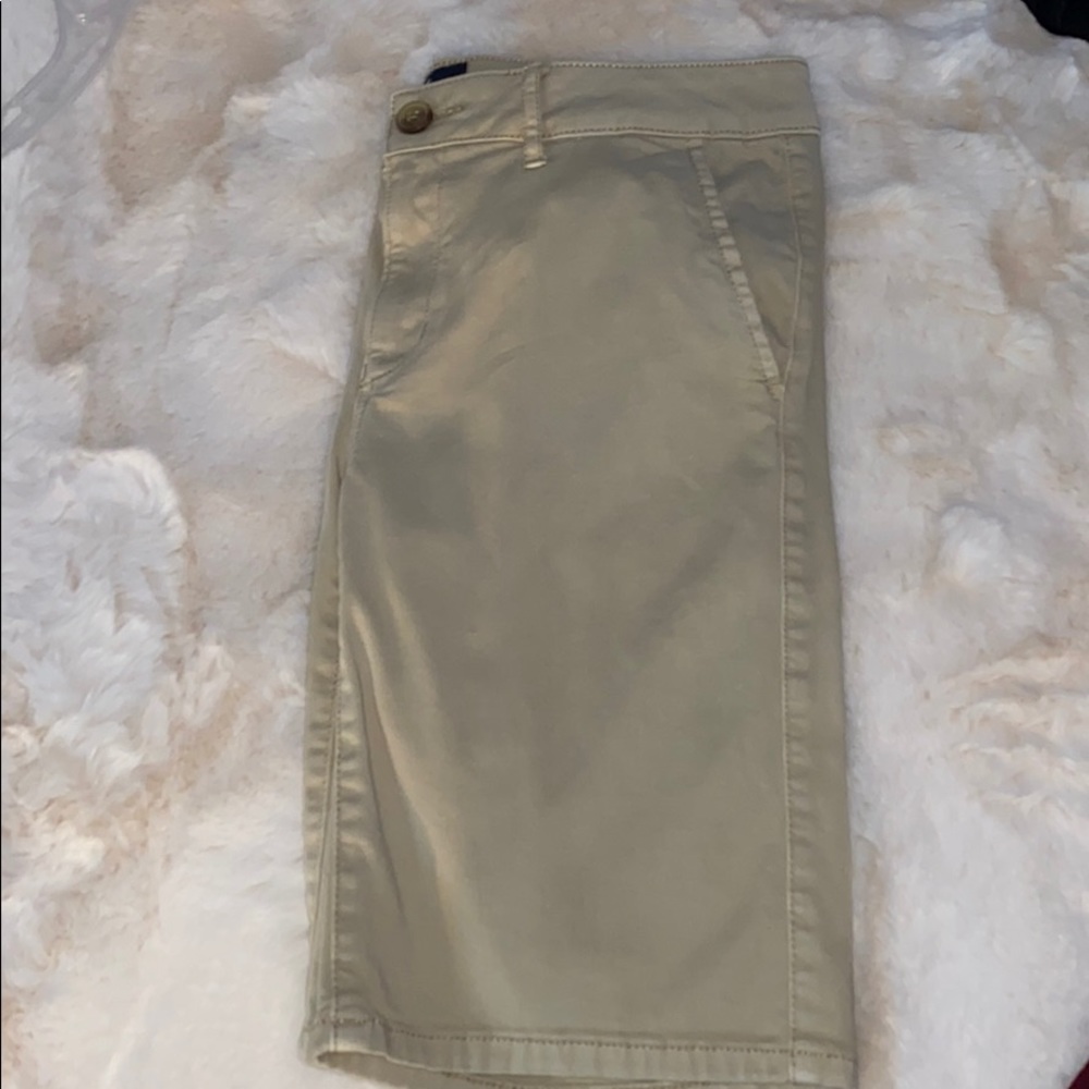 American Eagle khaki Bermudas